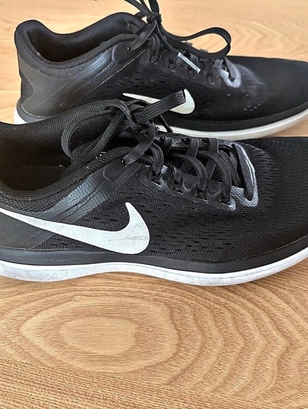 Nike Flex 2016 Run Black & White US 6 Athletic Shoes (worn once)
